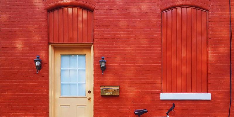 企业邮箱与网站托管的关键一步：如何选择最佳域名后缀的商业价值分析